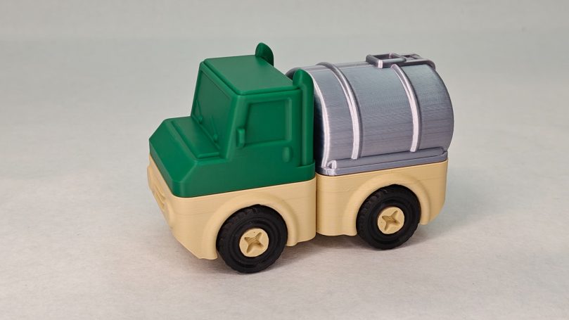 BlokAuto Watertank Groene speelgoed vrachtwagen met een zilveren laadruimte en zwarte wielen.